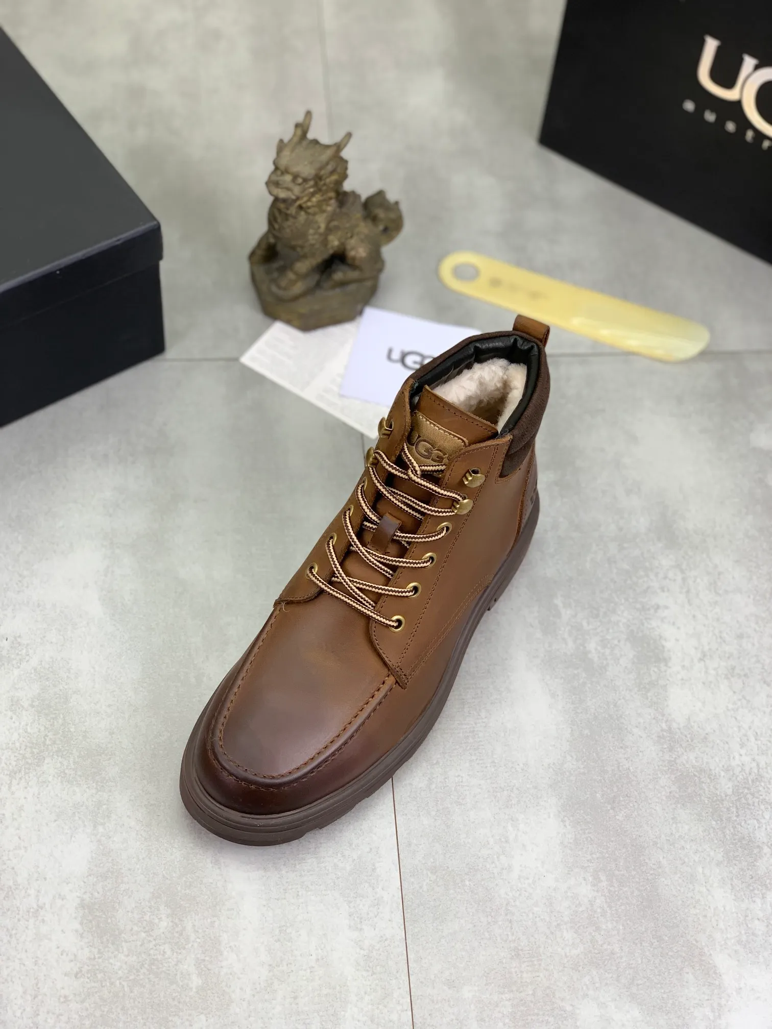 Factory price P640 💶[UGG] (full wool lining) Top-end high-quality fur integrated warm snow boots from Australia's warm luxury men's shoes brand, UGG-5877 official website synchronized, made of imported cowhide, carefully sewn...Imported rubber outsole (comfortable, soft, wear-resistant) The quality is really great...Exquisite workmanship, you can't put it down at first sight, code number: 39-44 Color: 3️⃣colors available